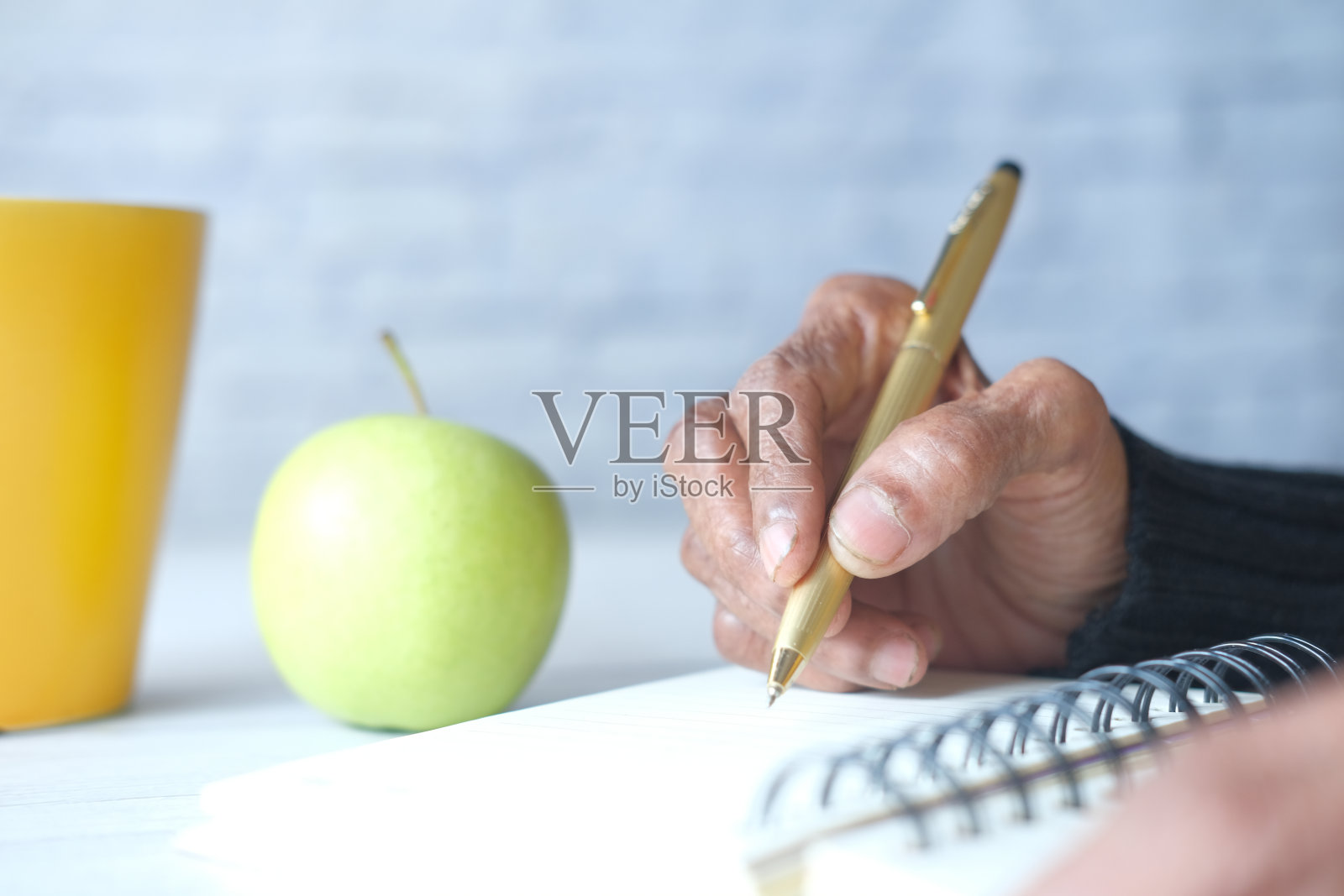 特写的妇女手写在记事本上。照片摄影图片