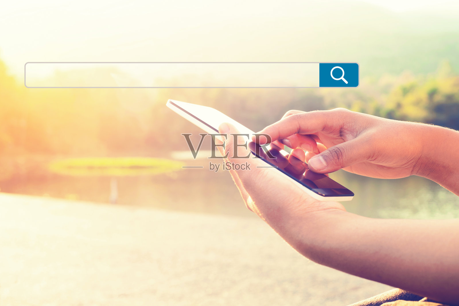 女性使用智能手机搜索数据照片摄影图片