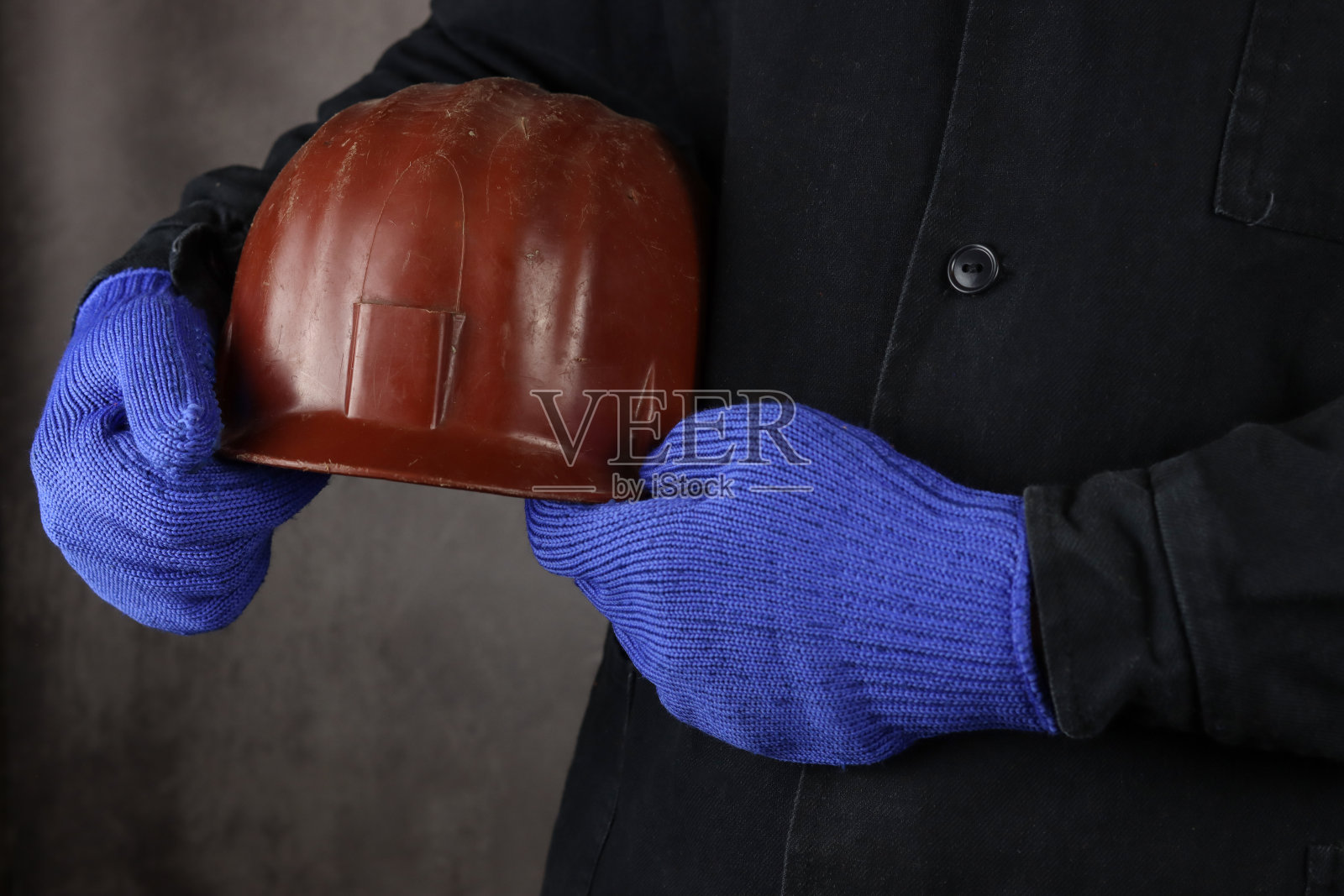 穿制服的工人戴着防护帽照片摄影图片