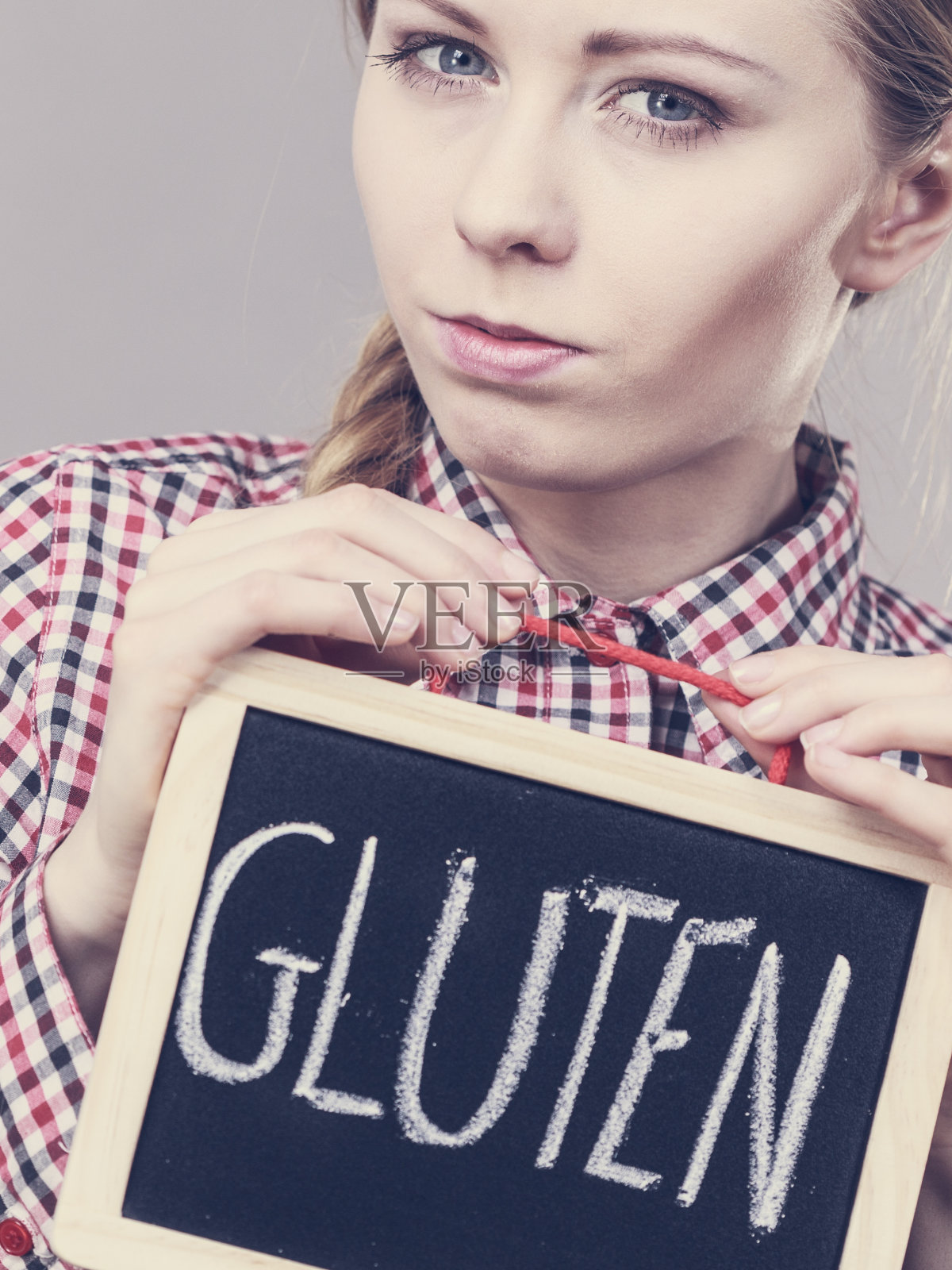 拿着牌子的女人照片摄影图片