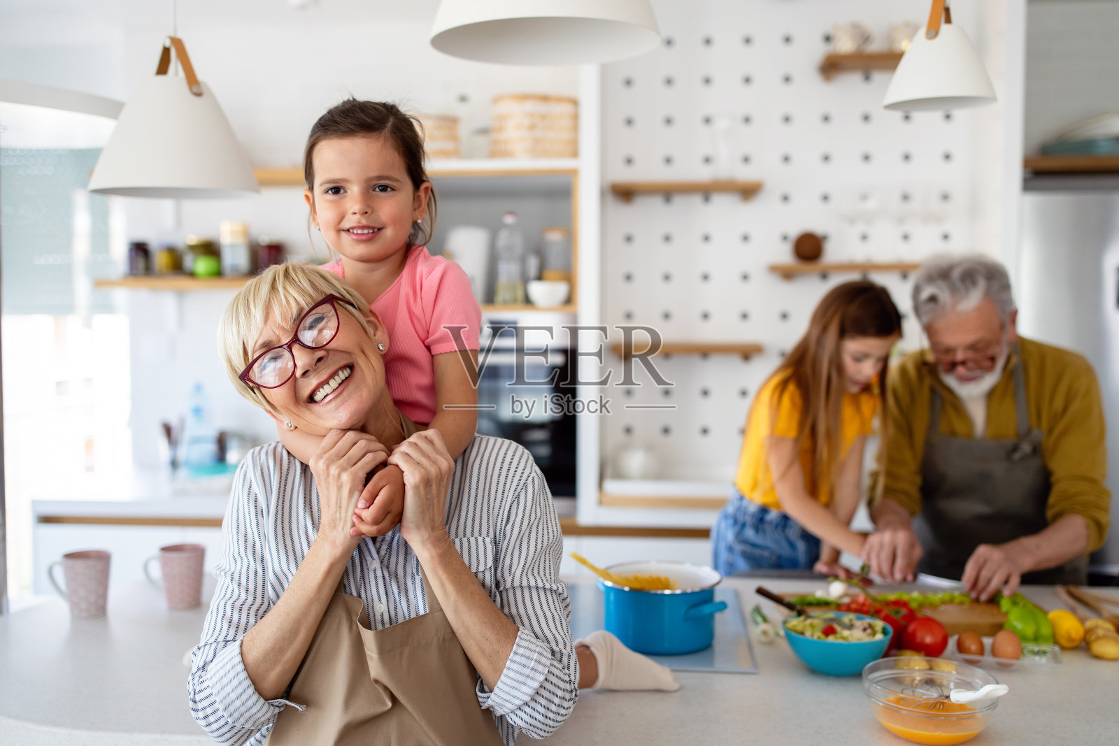 孙辈们玩得很开心，在家里和祖父母一起玩照片摄影图片