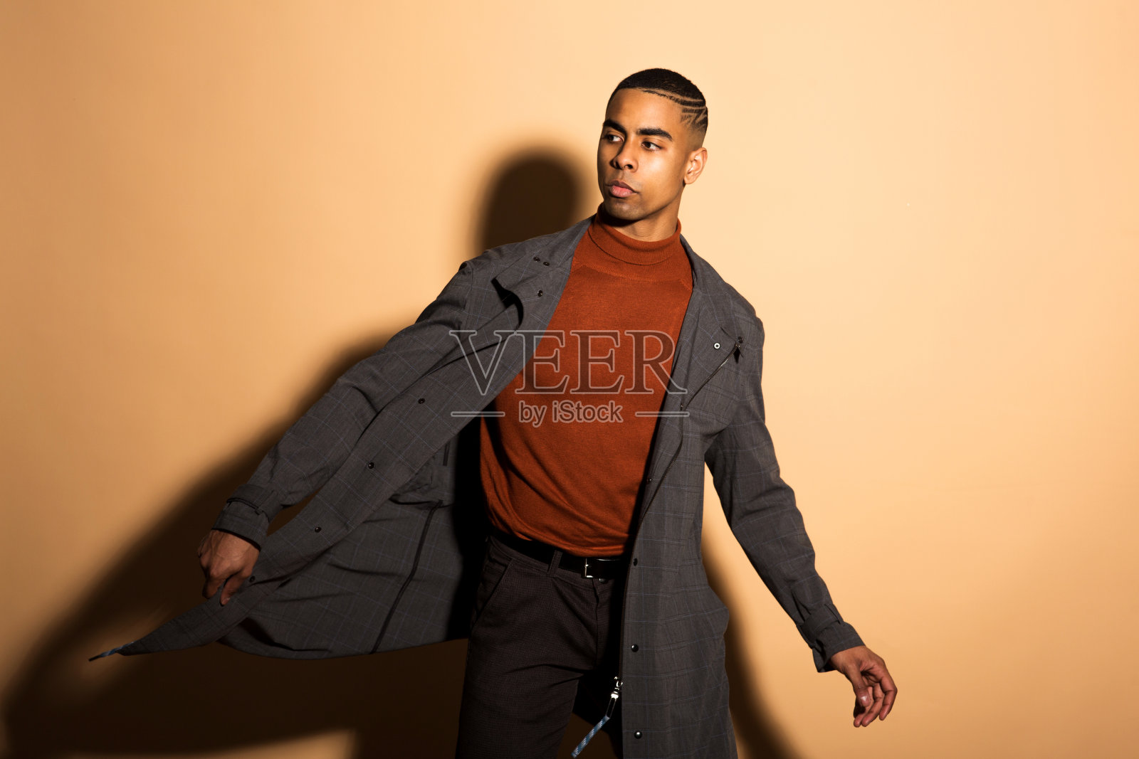 一个年轻英俊的男子在画室里的肖像照片摄影图片