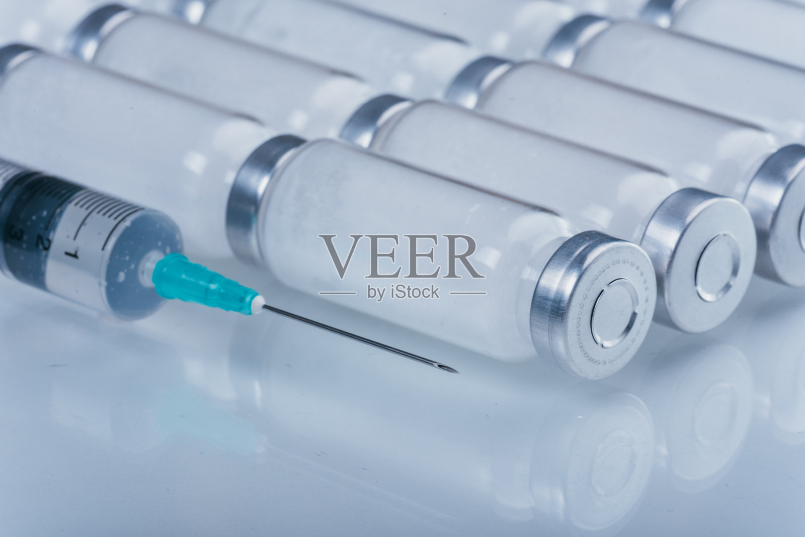 药品，注射，疫苗和一次性注射器，药物概念。医用无菌注射器针。注射用医用玻璃安瓶。照片摄影图片