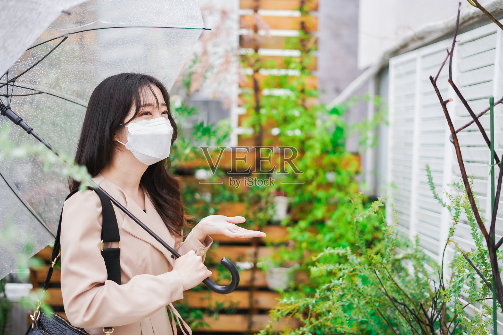 一个戴着面具去上班的年轻女人照片摄影图片