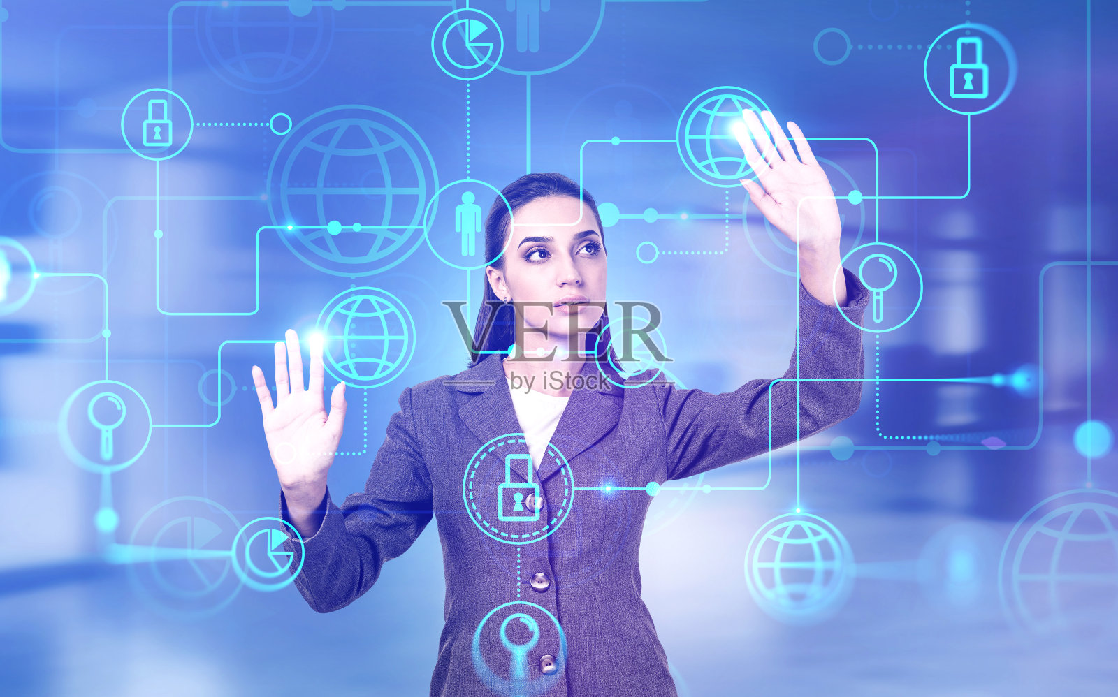 在办公室使用业务界面的女性照片摄影图片