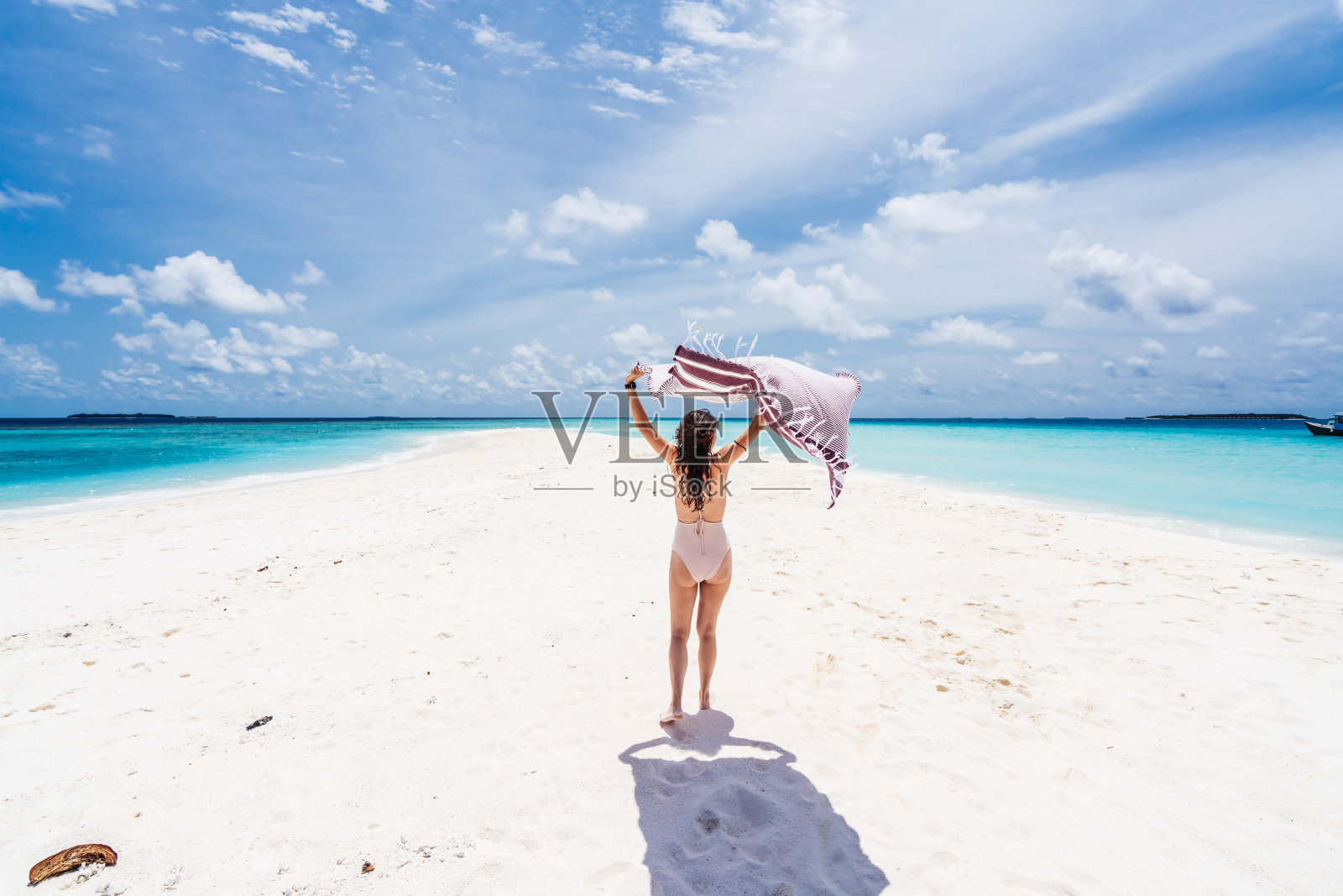 年轻的成年女子在马尔代夫享受天堂般的海滩照片摄影图片