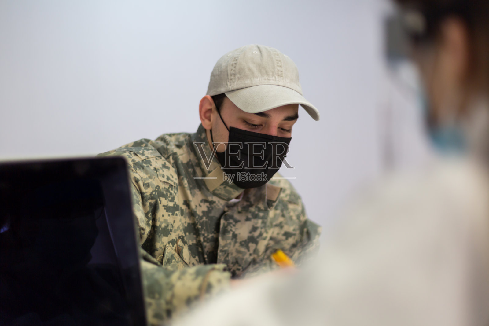 陆军士兵在填写冠状病毒疫苗同意书照片摄影图片