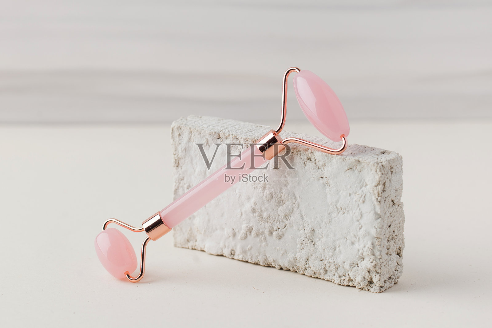 玉脸辊。在家护理面部，替代疗法。面部按摩工具照片摄影图片