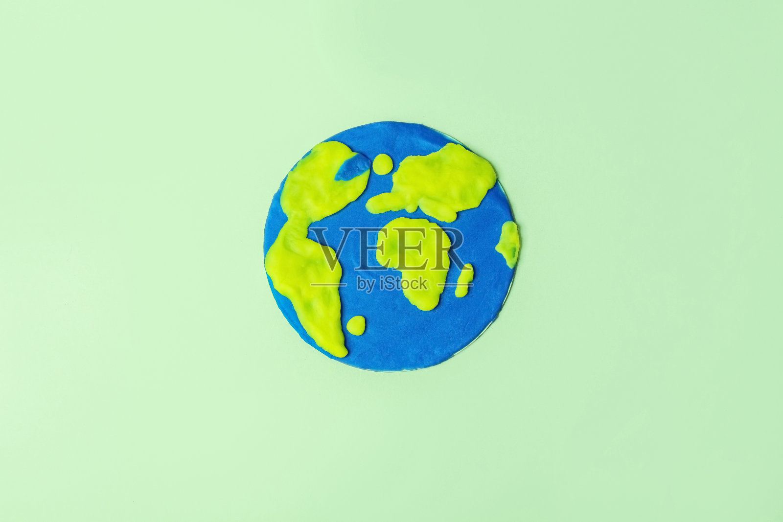 DIY和儿童创造力。一步一步的指导:用CD和橡皮泥制作工艺行星地球。3 .用橡皮泥建模大陆。世界地球日或海洋日照片摄影图片