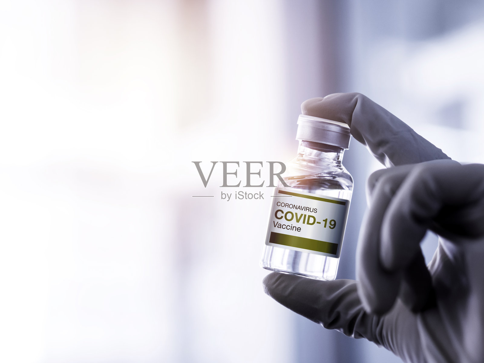 带标签的Covid-19冠状病毒疫苗瓶。照片摄影图片