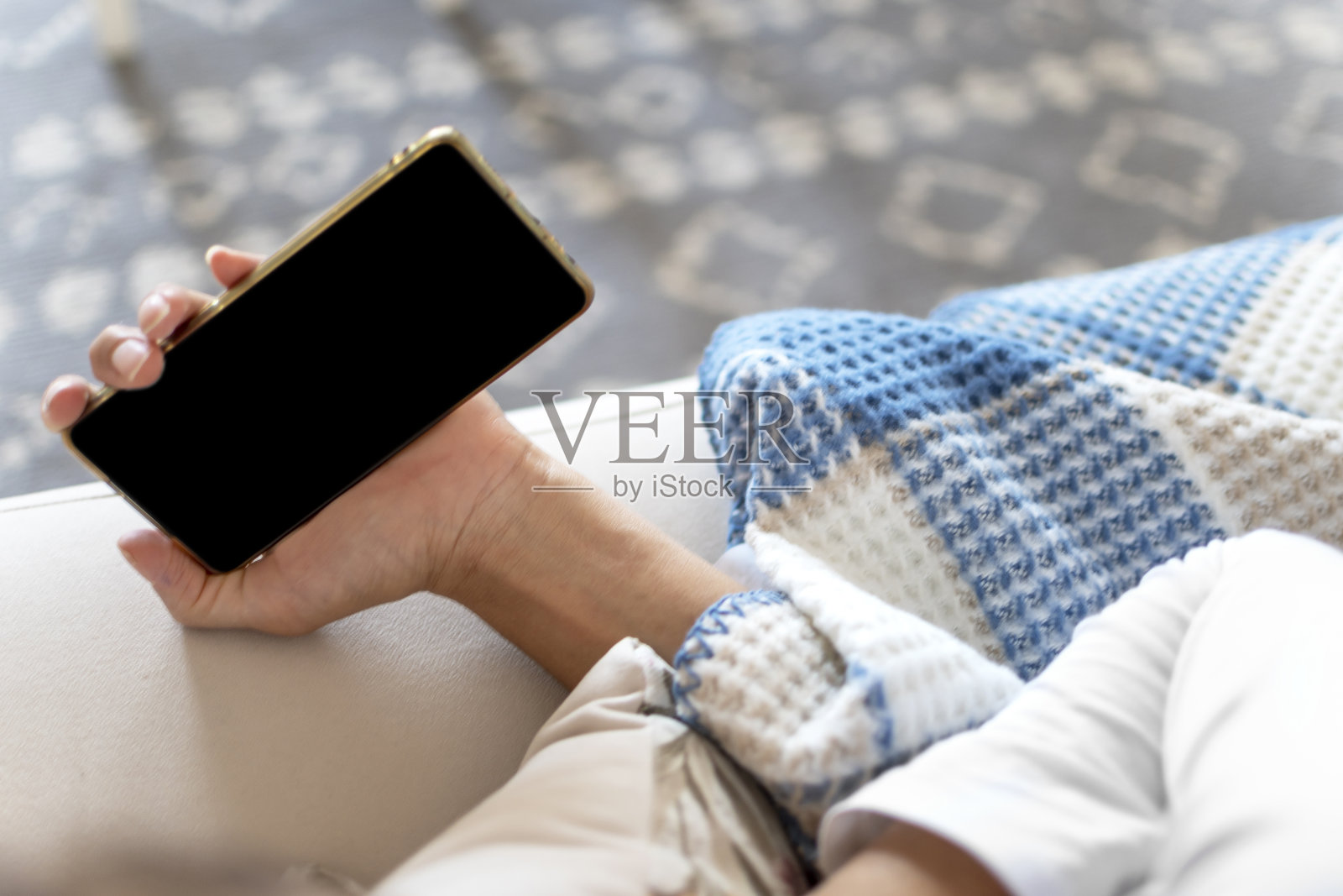 在她自己的小世界里照片摄影图片