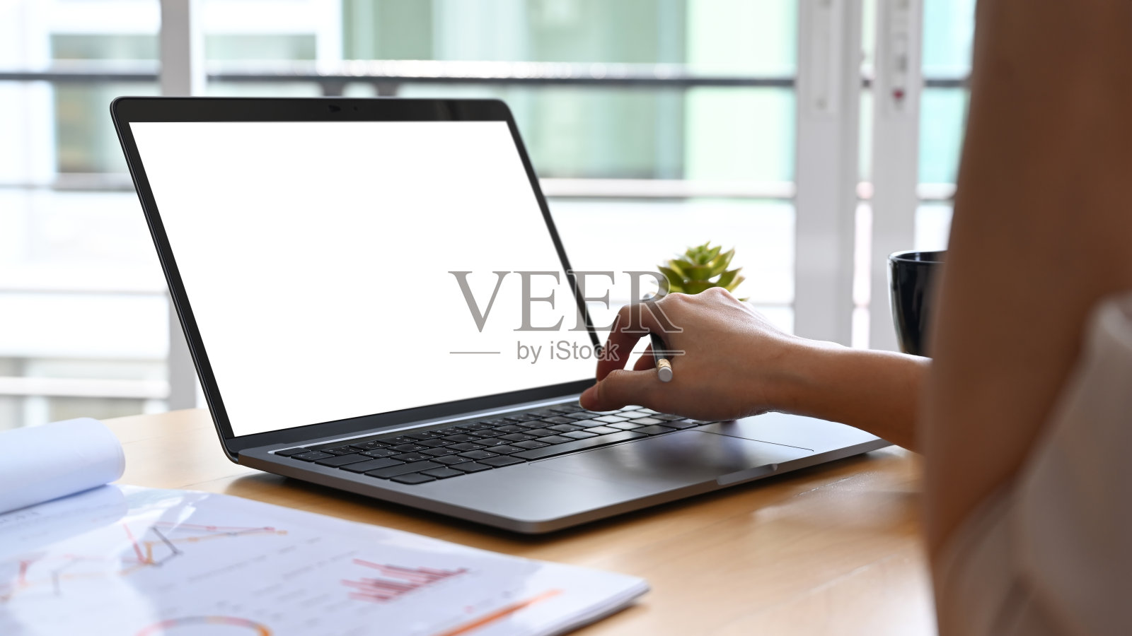 近距离观察会计工作与笔记本电脑在办公桌。照片摄影图片