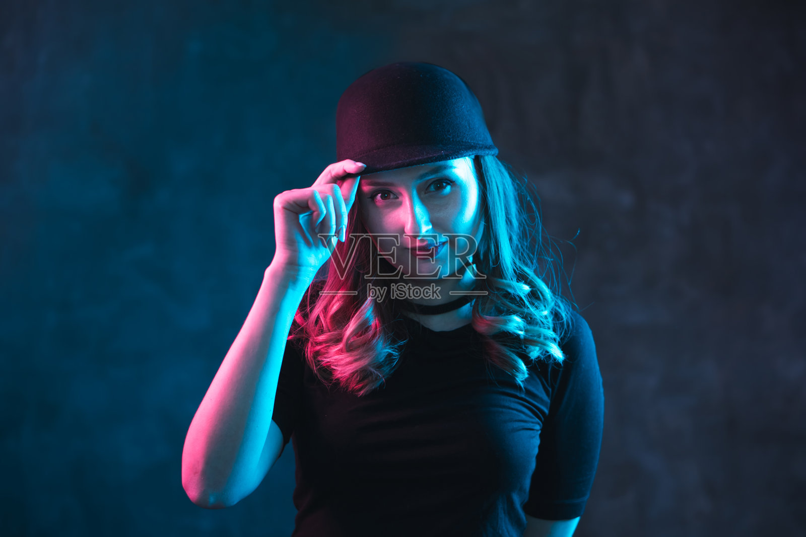 可爱的姜黄色女孩戴着彩色灯光的帽子。照片摄影图片