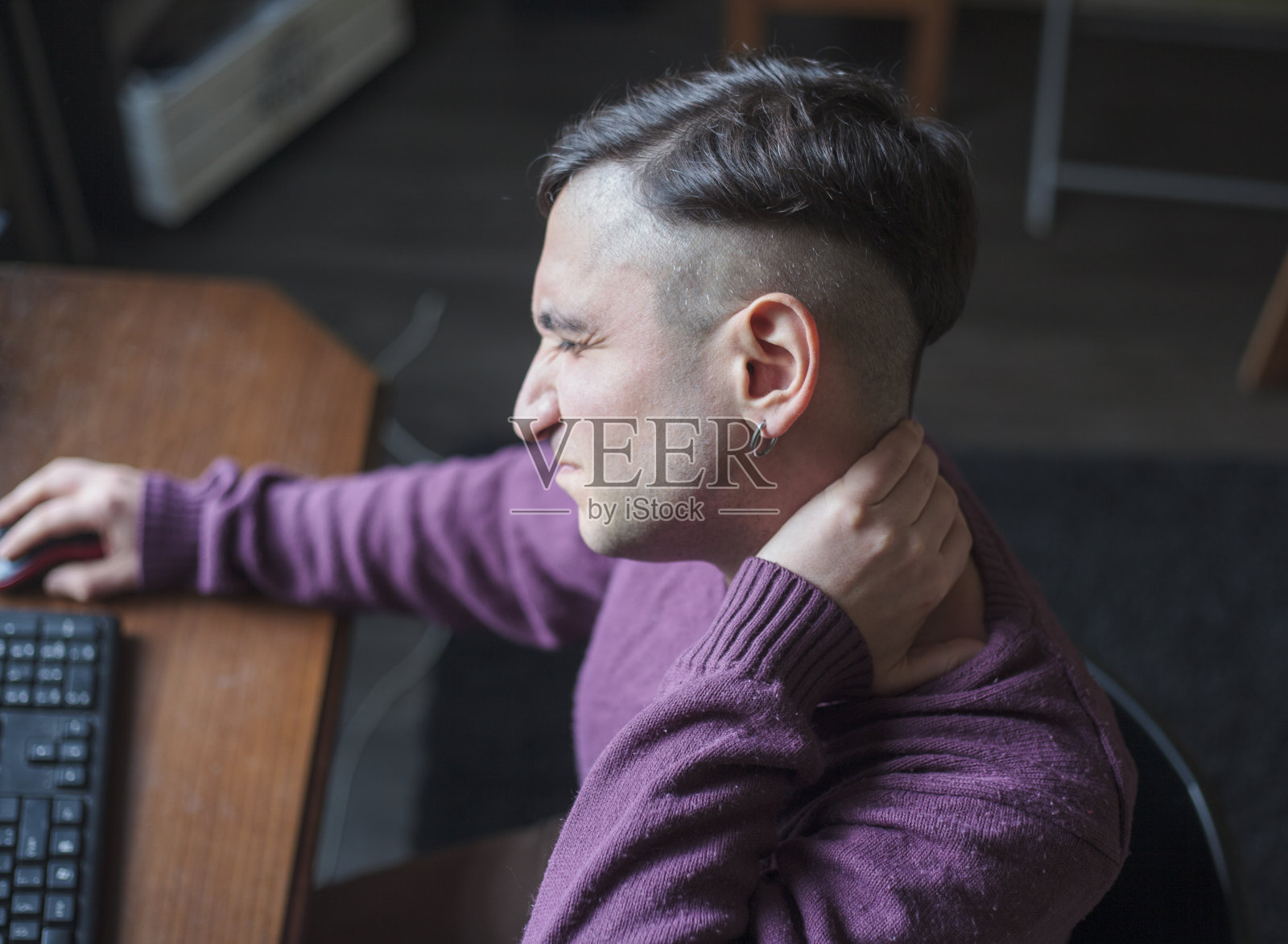 颈部疼痛的男人照片摄影图片