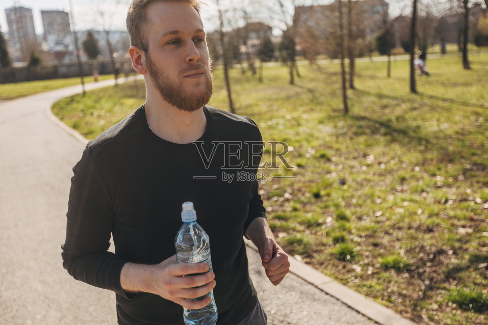 男子在公园慢跑照片摄影图片