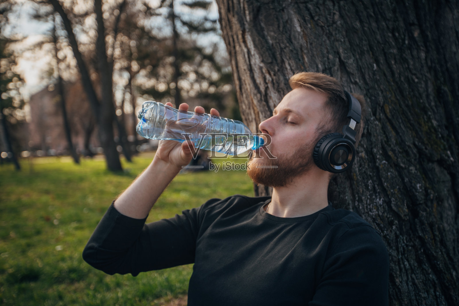 男人在锻炼后休息照片摄影图片