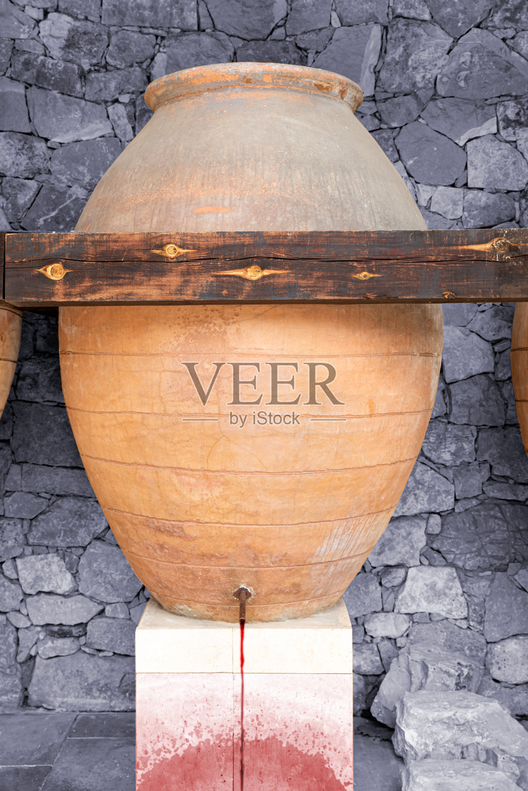 手工制作的橙色大酒罐照片摄影图片