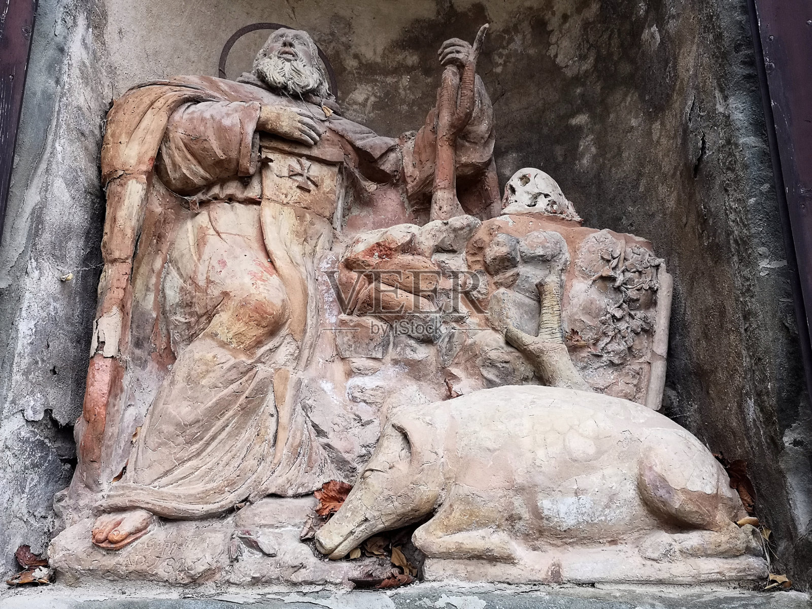 托斯卡纳阿雷佐省科尔托纳圣安东尼奥阿贝特教堂的圣人和小猪雕像照片摄影图片