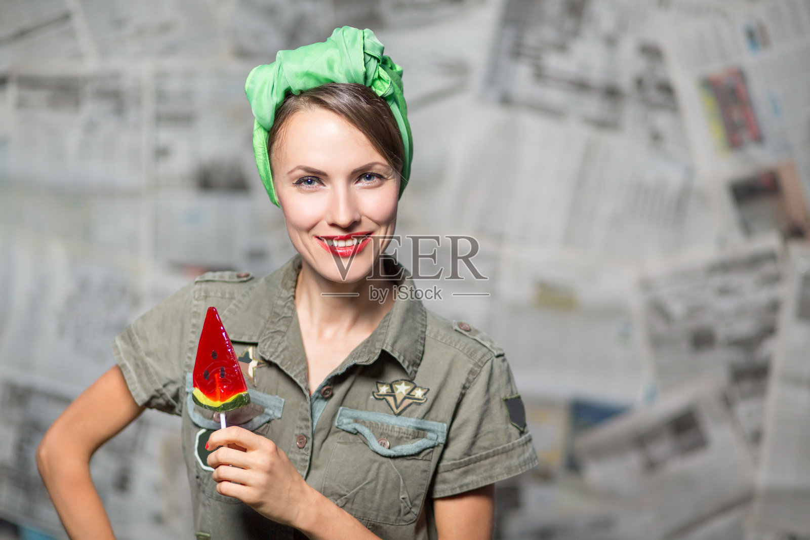 快乐的士兵与糖果照片摄影图片