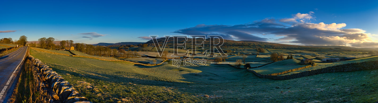英格兰约克郡北部，典型的约克郡谷风景，乡村公路和乡村全景照片摄影图片