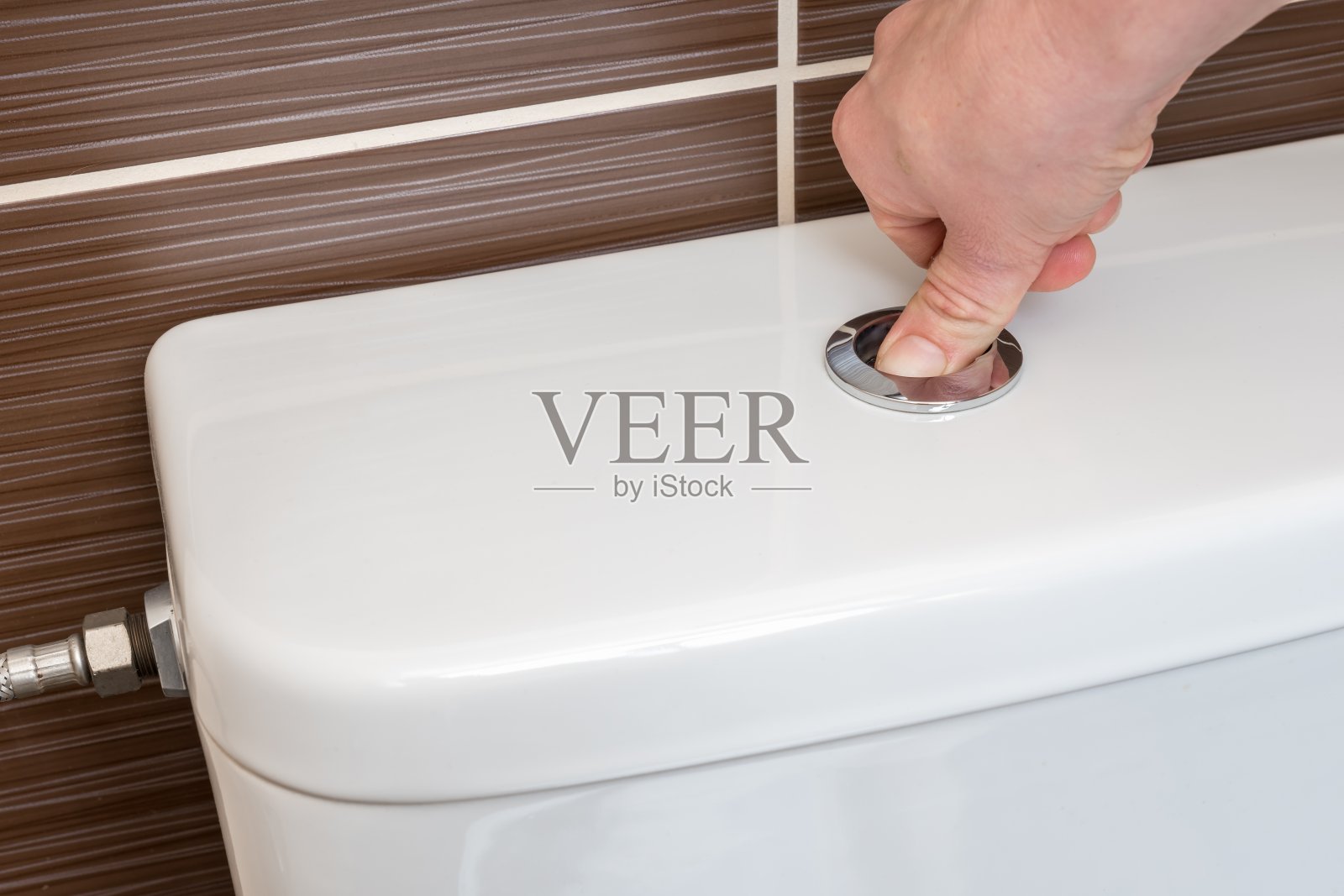 女人用完后冲马桶的手照片摄影图片