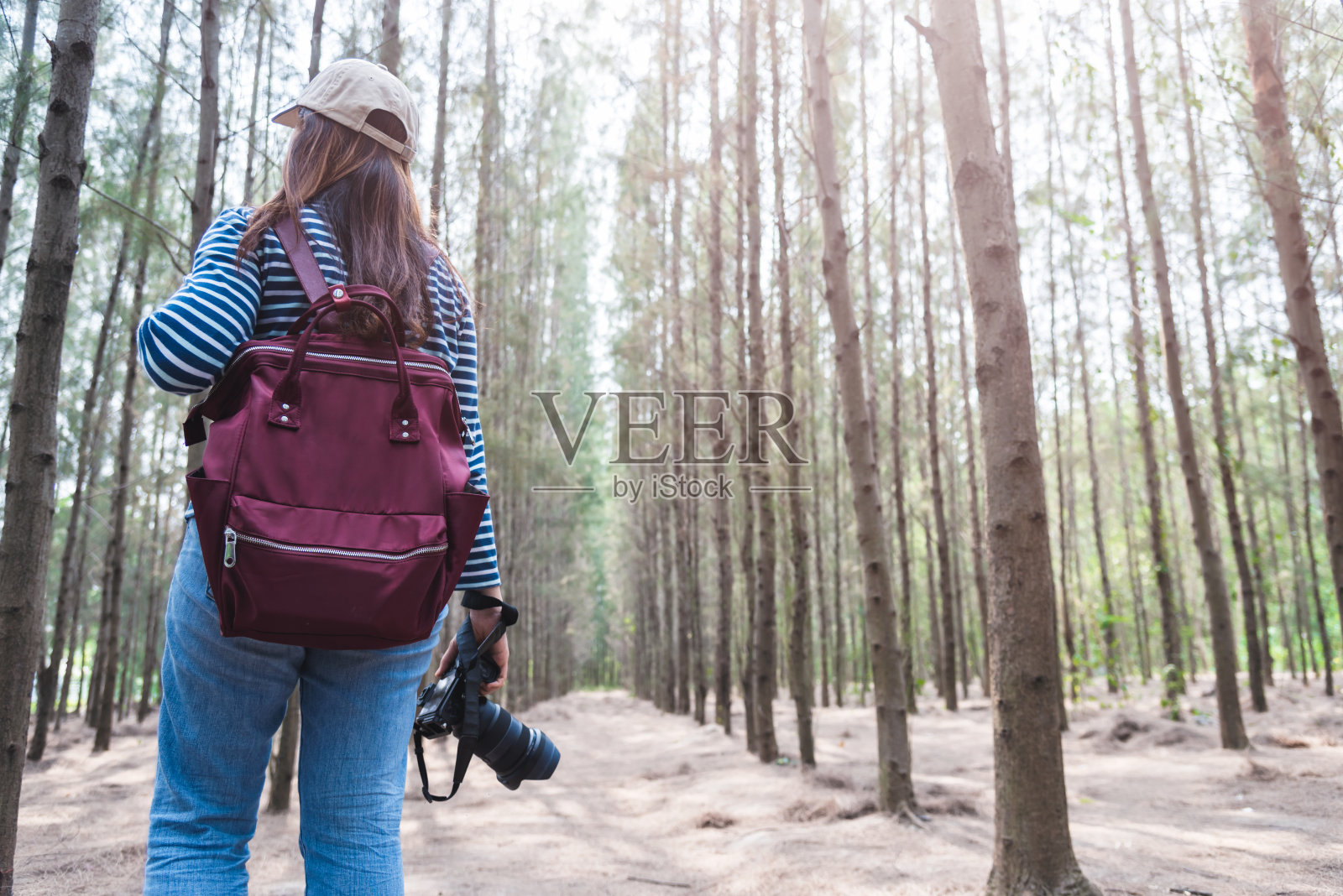 年轻女子生活方式用单反相机拍照旅行拍照照片摄影图片