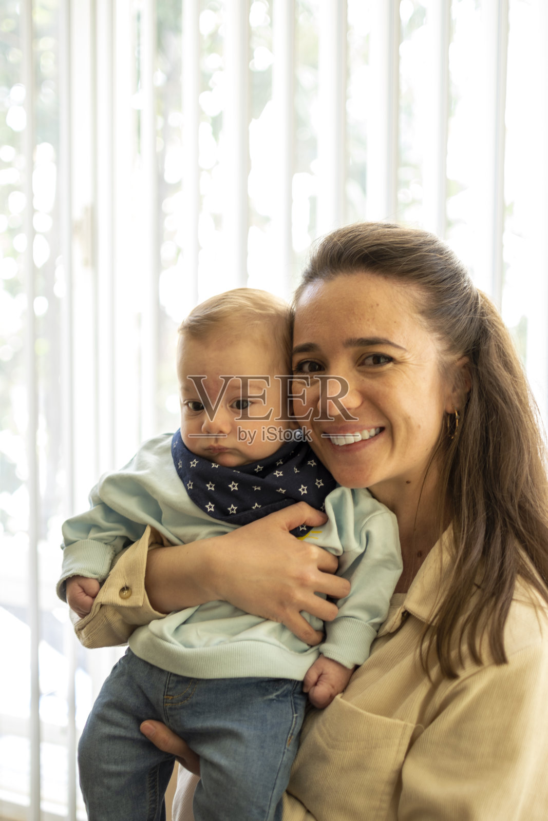 母亲高兴她的新生男婴照片摄影图片