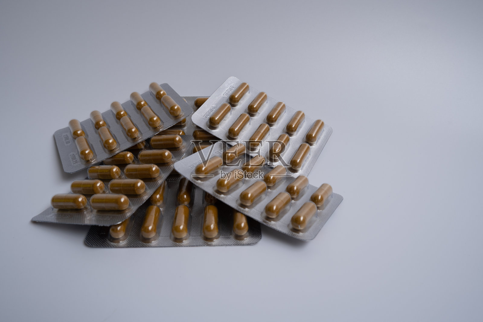 姜黄胶囊，黄色，用保鲜膜包装照片摄影图片