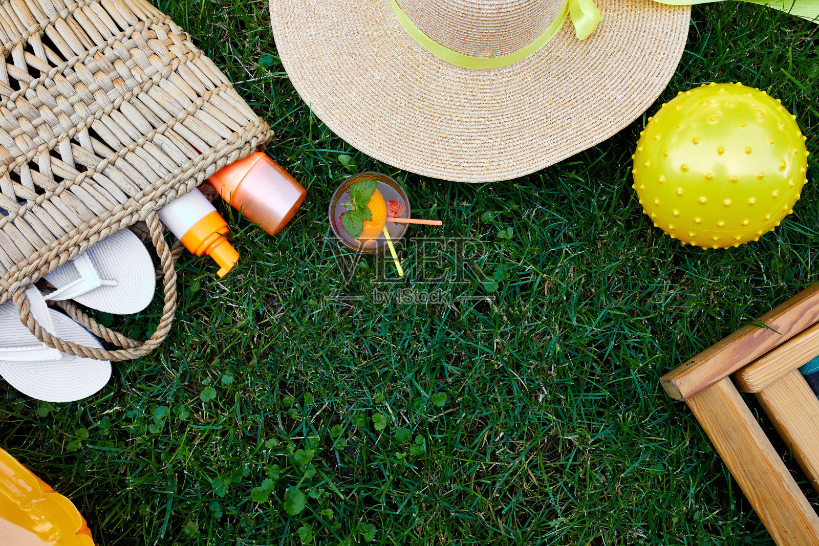 平坦的户外铺设明亮的夏季海滩度假或旅行的生活方式概念在草的背景照片摄影图片