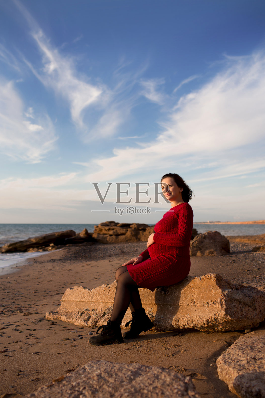 时尚孕妇。美丽的年轻孕妇在欣赏日落。怀孕的肚子。照片摄影图片