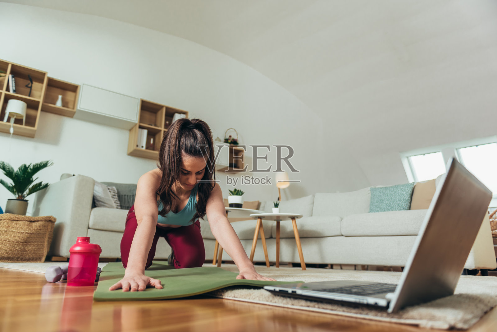 在家训练时使用笔记本电脑的女性照片摄影图片