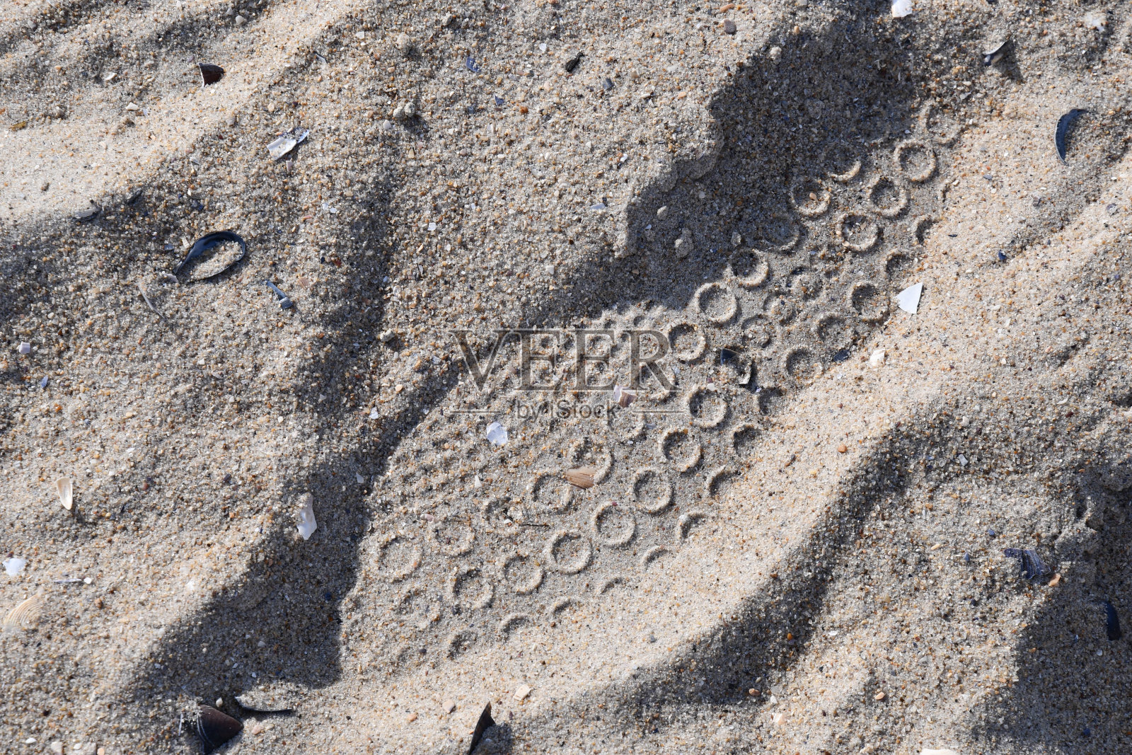 脚印上清晰的沙子纹理照片摄影图片