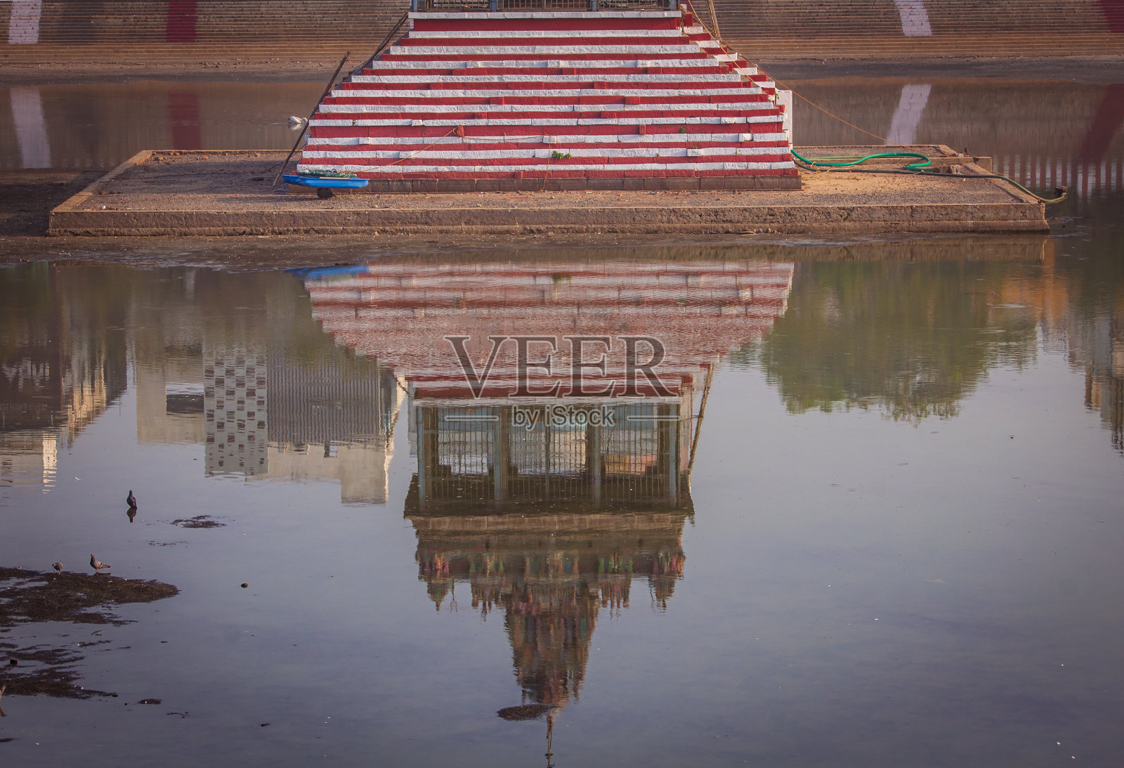 寺庙塔倒影在寺庙储水的水池中照片摄影图片