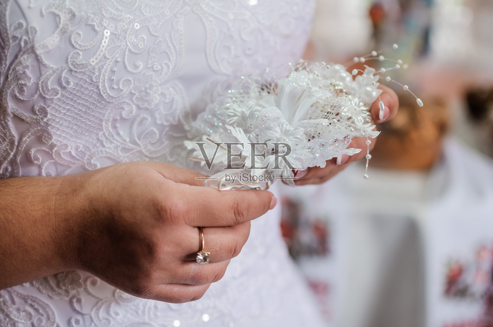 新娘手里拿着胸花照片摄影图片