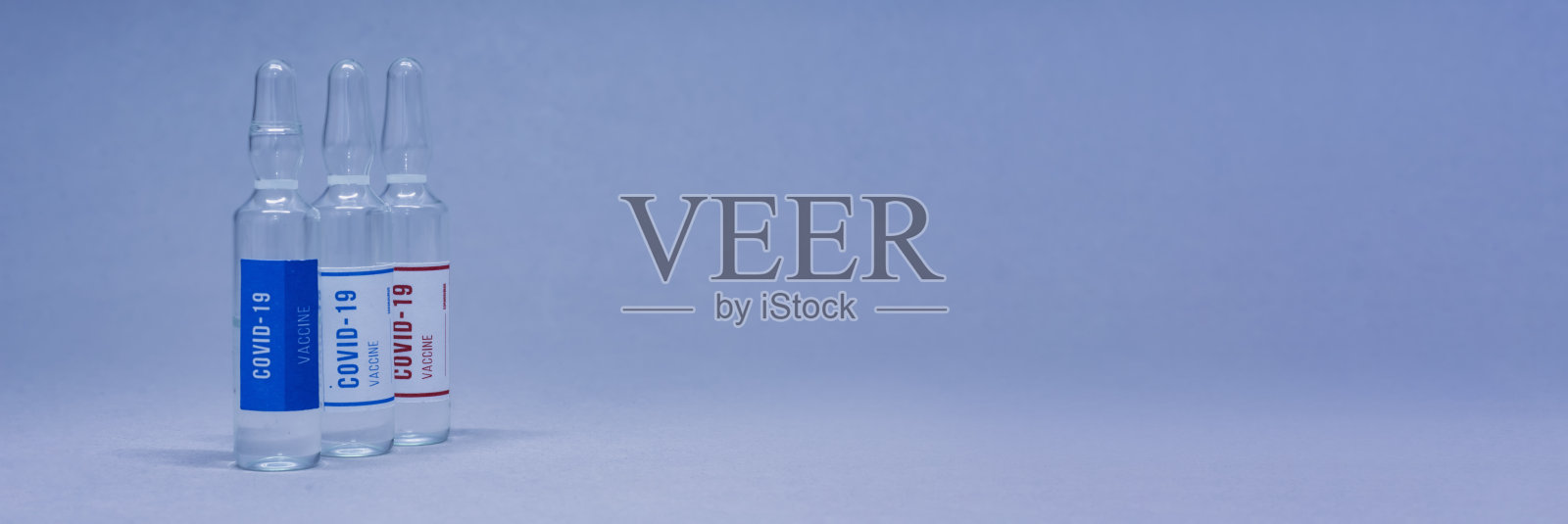 冠状病毒疫苗。新型冠状病毒肺炎轻背景下的新型冠状病毒疫苗安瓿。大规模接种疫苗以预防世界性流行病。照片摄影图片