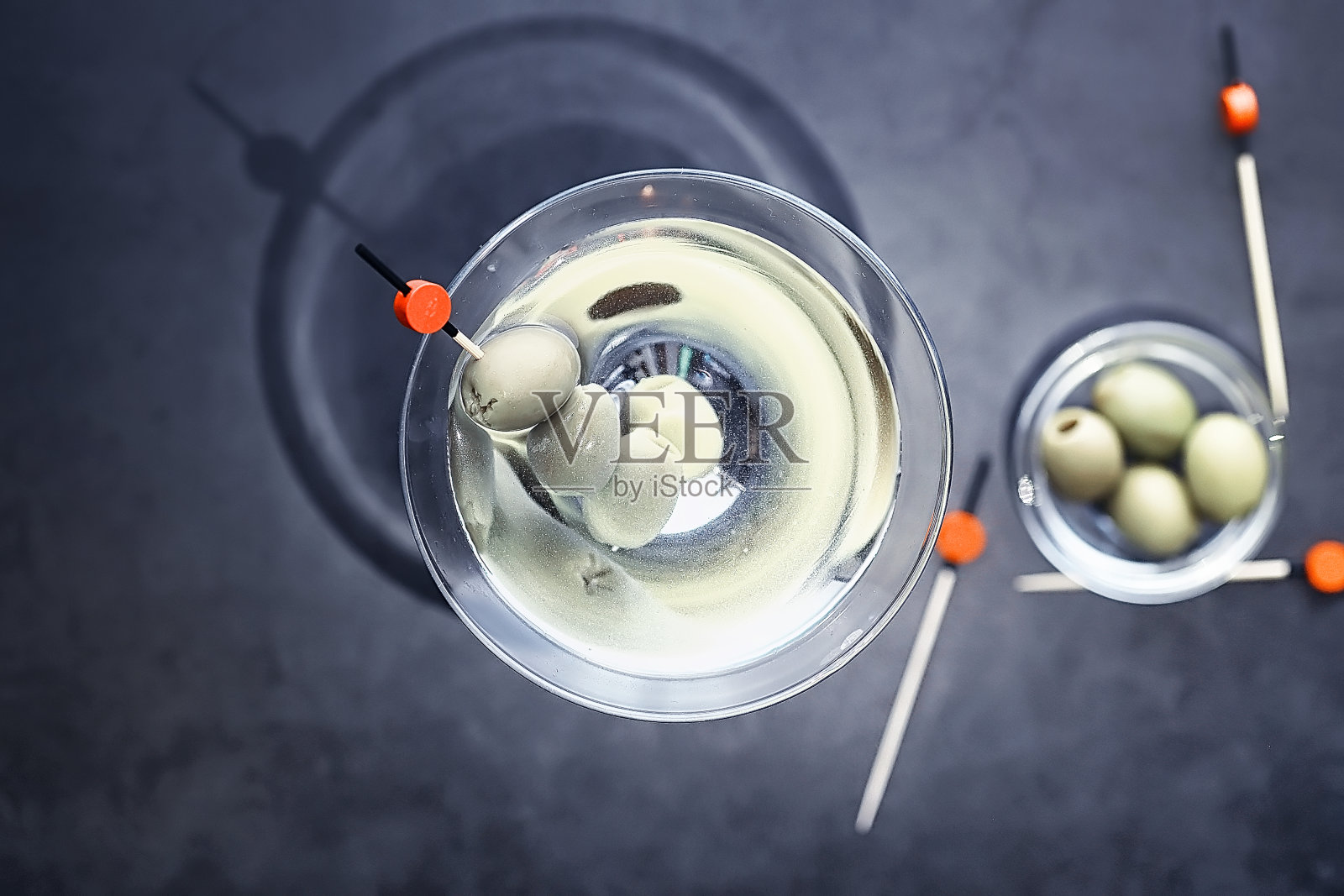 旅行的概念。旅游用品在飞机上聚集。酒精，相机，地图和物品。照片摄影图片