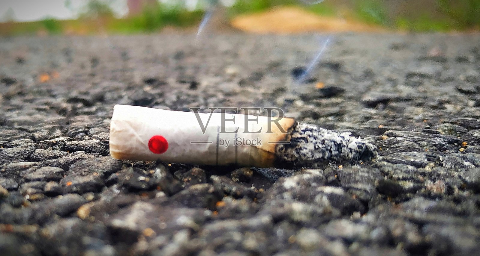 马路上的二手香烟照片摄影图片