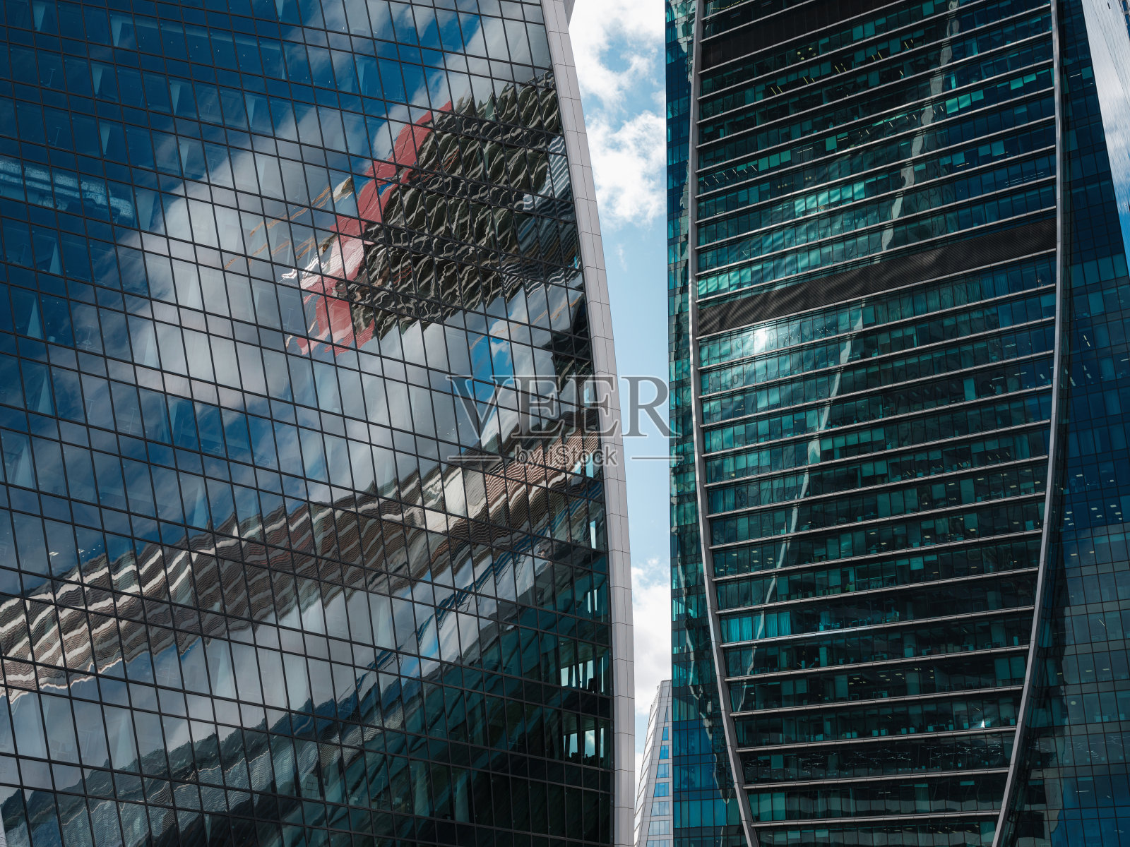 蓝天映衬下的现代企业建筑。照片摄影图片