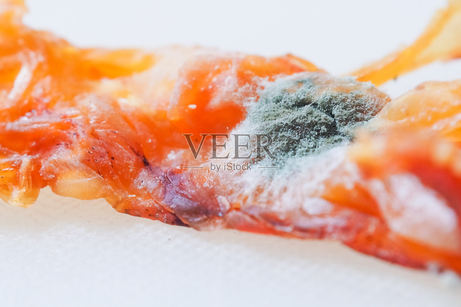 干食品模具。鱿鱼干发霉。发霉的食物不宜食用，但难得食用。和普通食物相似，吃的时候要小心。照片摄影图片