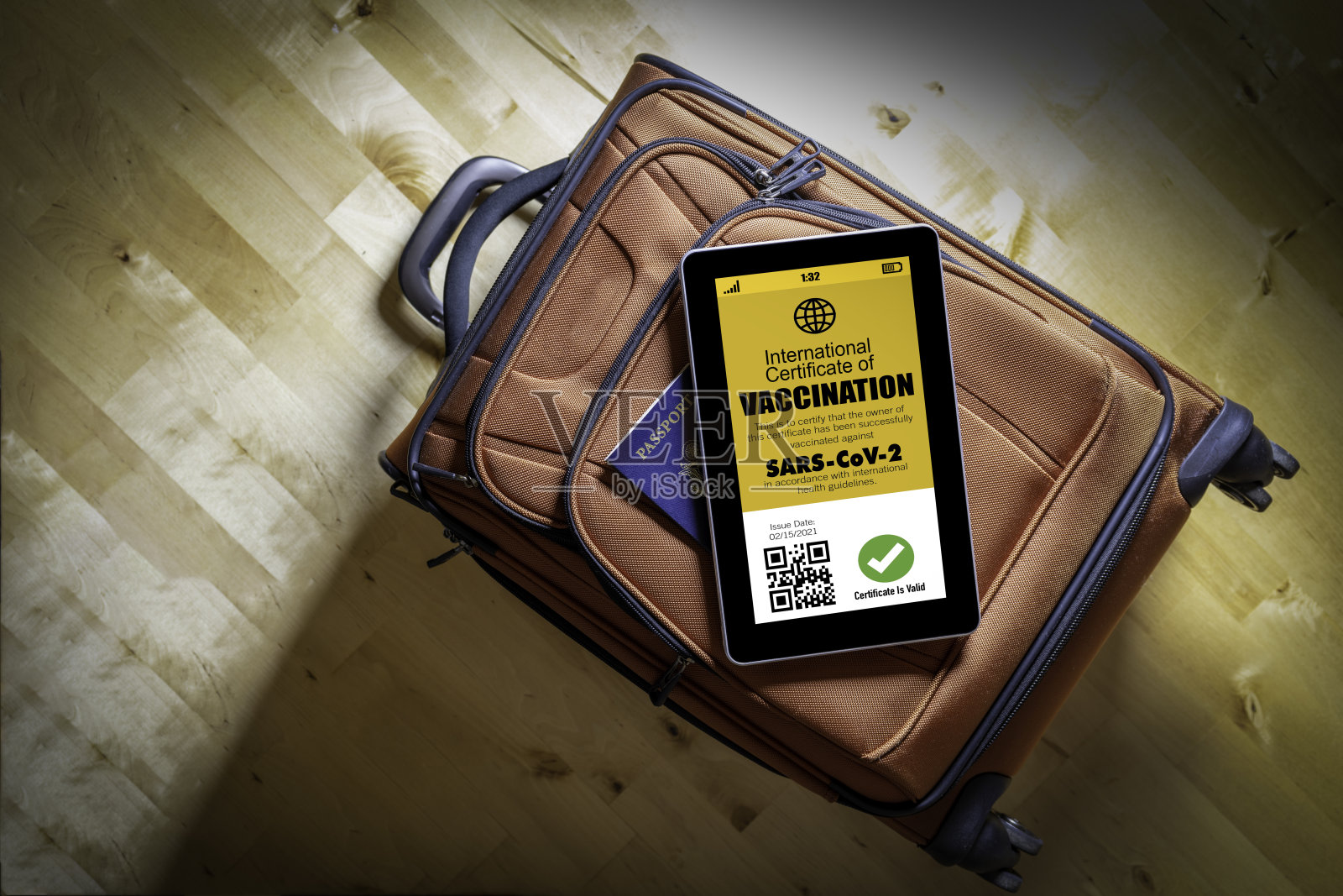 携带2019冠状病毒病疫苗接种证书护照的智能手机照片摄影图片