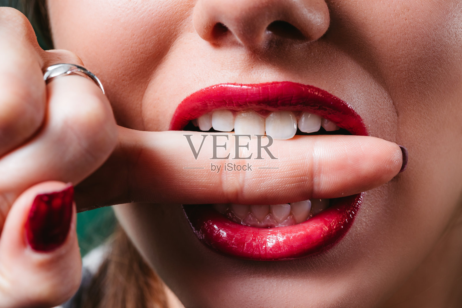 用牙齿咬手指照片摄影图片