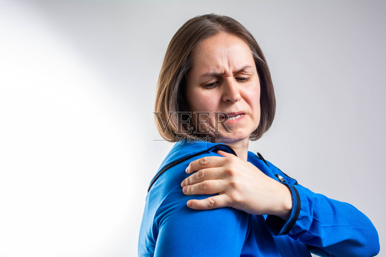 脖子或肩膀疼痛的不幸女人照片摄影图片