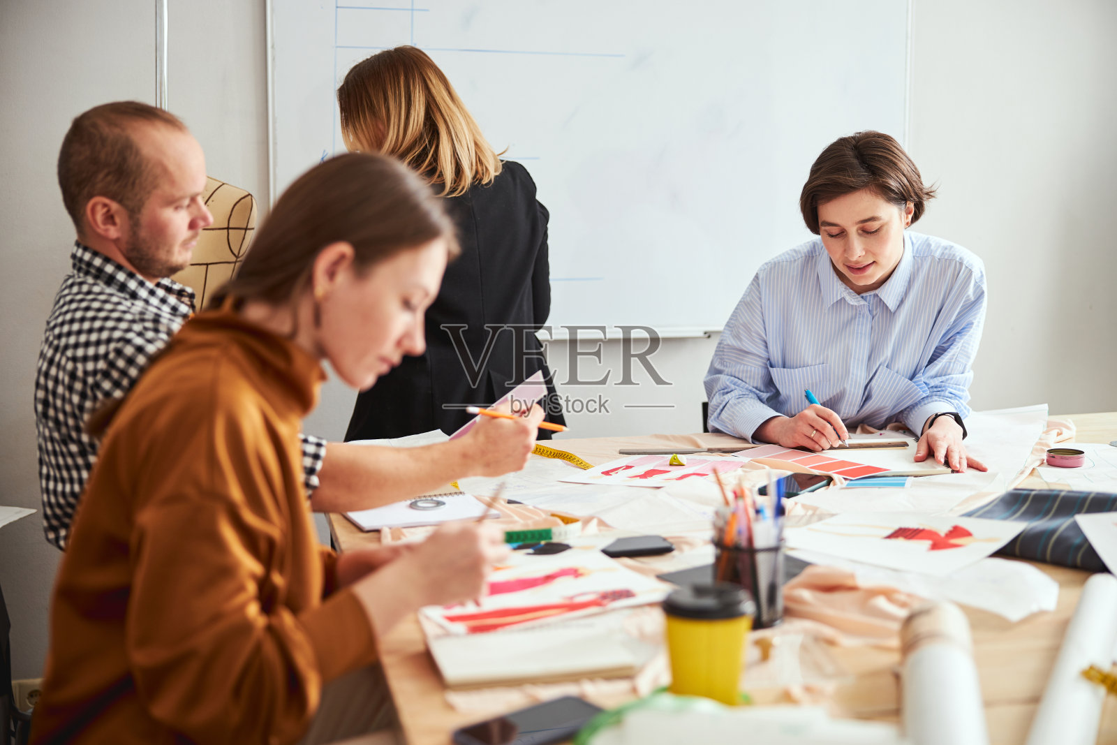 团队的每个成员做共同项目的一部分照片摄影图片