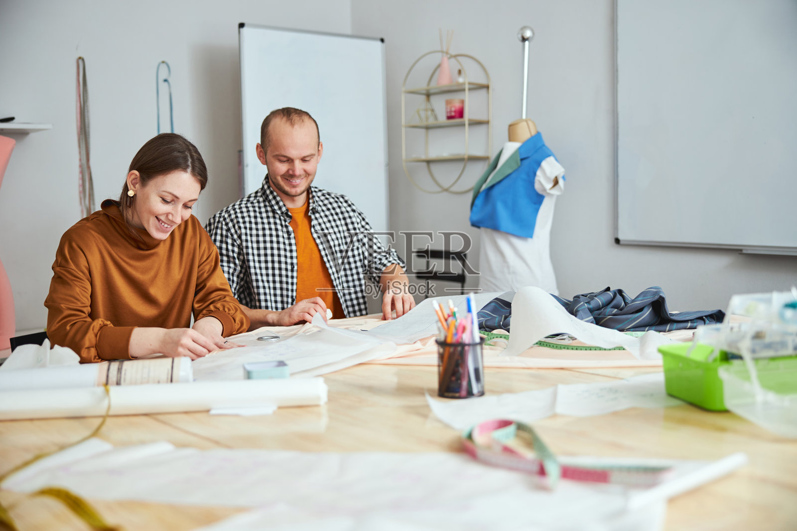 两位友好的时装设计师的正常工作日照片摄影图片