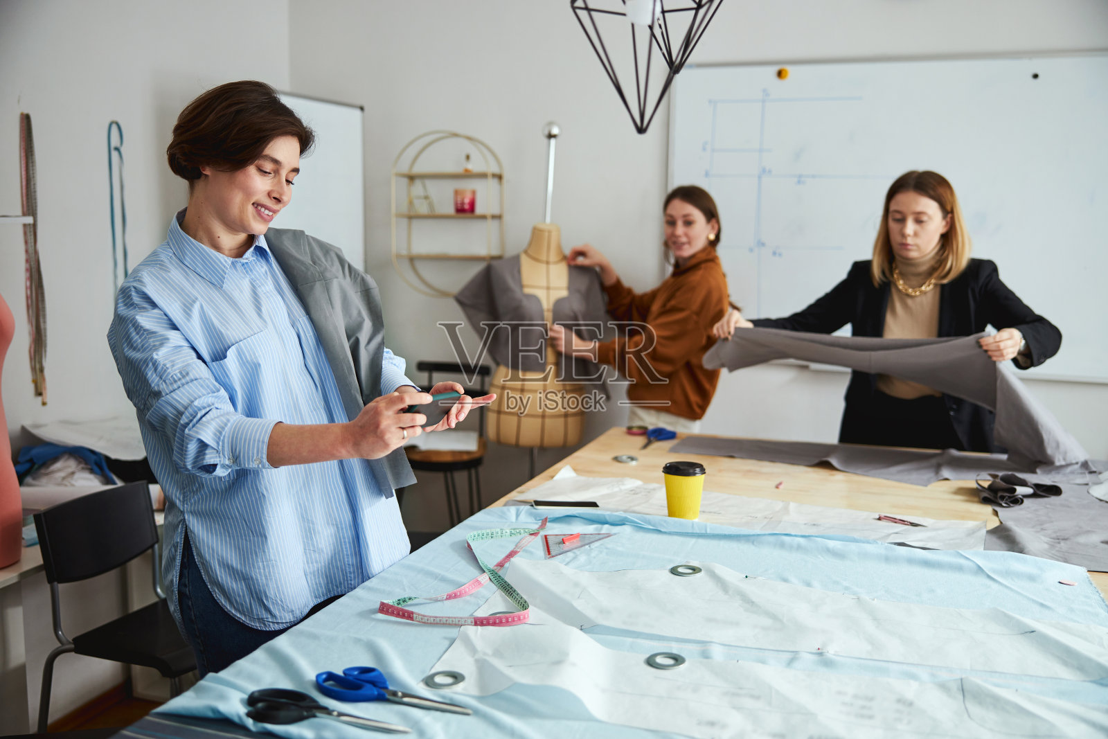 成人拍摄布料缝制时的照片照片摄影图片