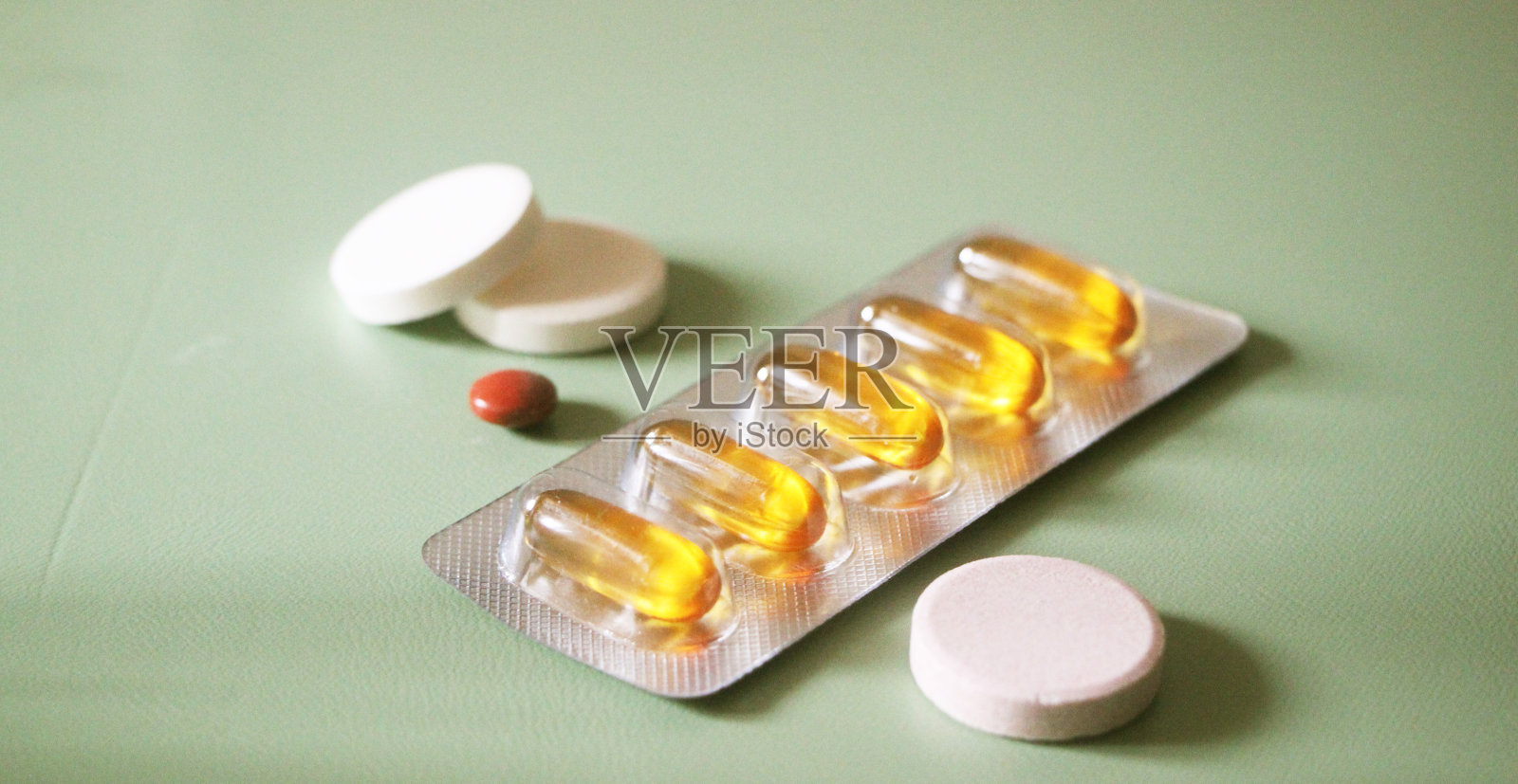 药片，药片和欧米加6月见草油胶囊。医疗保健的概念照片摄影图片