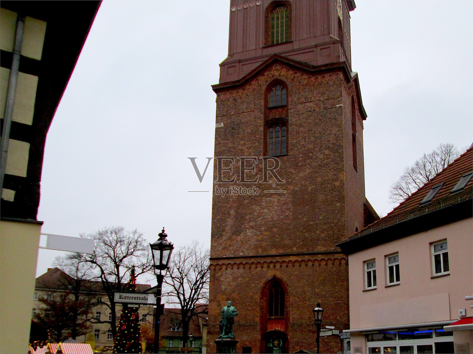 冬季多云的斯潘道老城圣诞市场福音教堂广场照片摄影图片