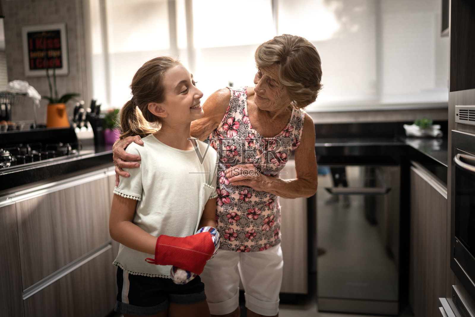 骄傲的奶奶和孙女在家里照片摄影图片