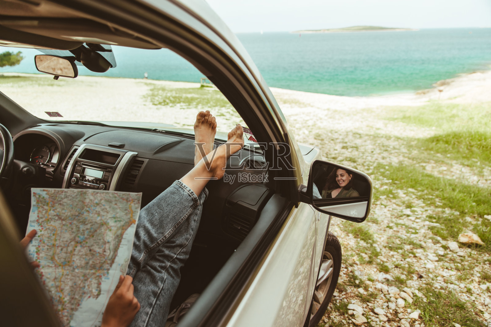 女人的腿在汽车仪表盘海的背景照片摄影图片
