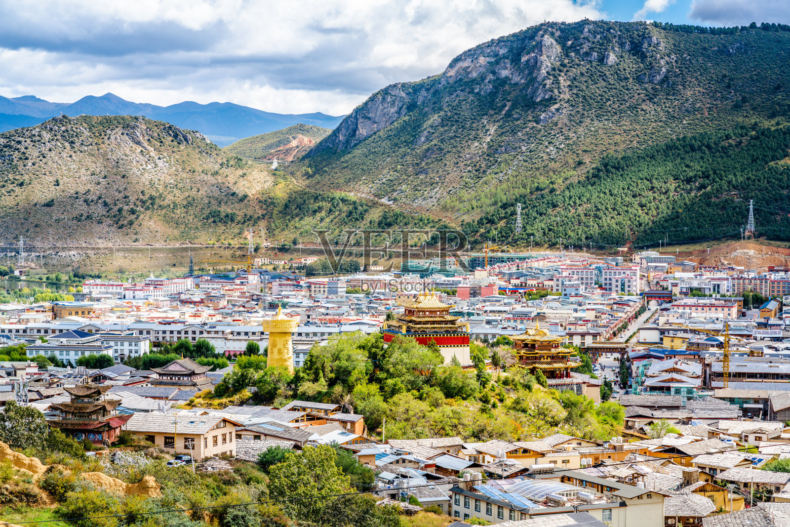 香格里拉风景优美的城市景观顶视图与大佛寺和山的背景在中国云南香格拉照片摄影图片